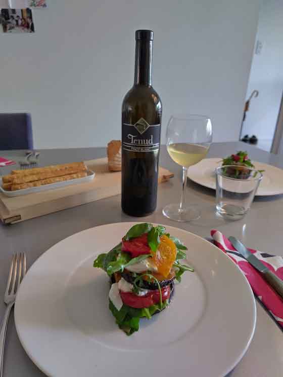 Pinot Blanc mit Tomaten und Aubergine