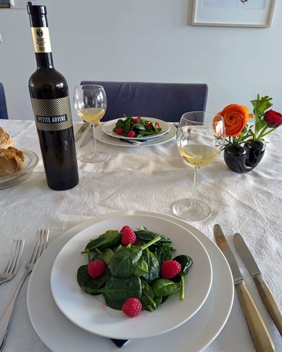 Arvine mit Spinatsalat und Himbeeren