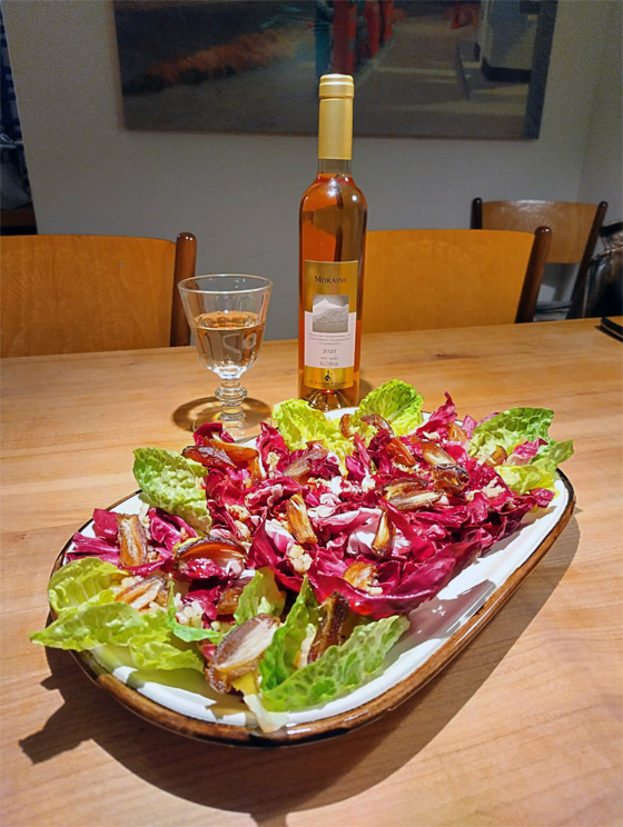 Moraine Rosé mit Chicoree Salat