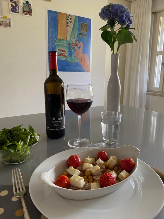 Kichererbsen, Schalotten, Tomaten mit Honig - Schiner Pinot Noir