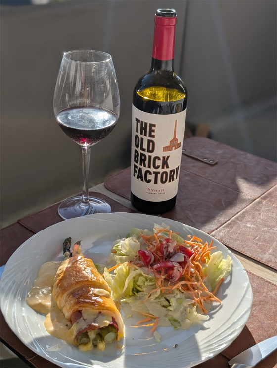 Syrah aus dem Almansa mit grünen Spargeln im Schlafrock und Salat
