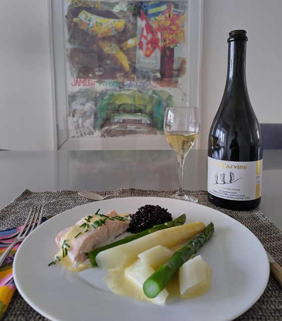 Schaumein Petite Arvine mit Lachs und Spargeln