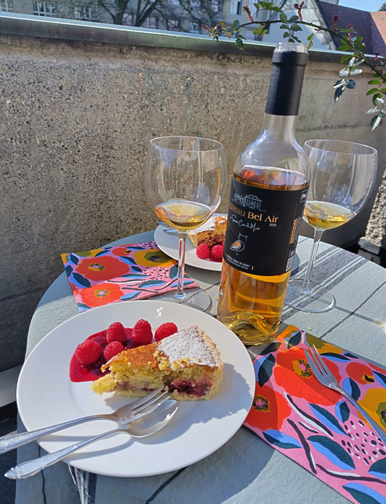 Bel Air mit Osterkuchen und Himbeeren